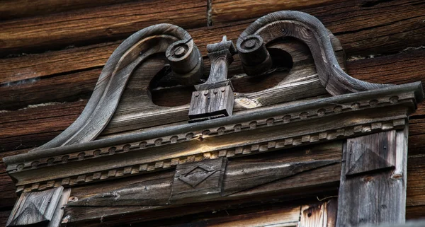 Decoración tradicional de casas de madera, ventanas y balcones. Casa de madera en el norte de Rusia . — Foto de Stock