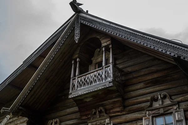 Традиционное оформление деревянных домов, окон и балконов. Деревянный дом на севере России . — стоковое фото
