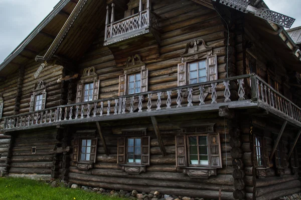 Традиционное оформление деревянных домов, окон и балконов. Деревянный дом на севере России . — стоковое фото