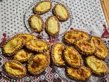 Geleneksel Rus kek. Küçük kapı. Kalitka. Pasta patates ile. Yulaf lapası ile pasta. Darı ile pasta. Rustik mutfak.