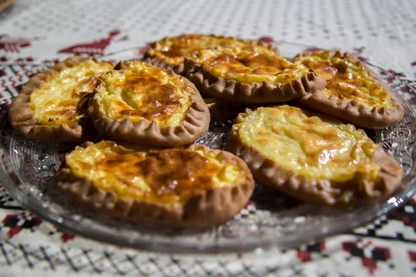 Traditional Russian cakes. Wicket. Kalitka. Cake with potatoes. Cake with porridge. Cake with millet. Rustic kitchen. — Stock Photo, Image