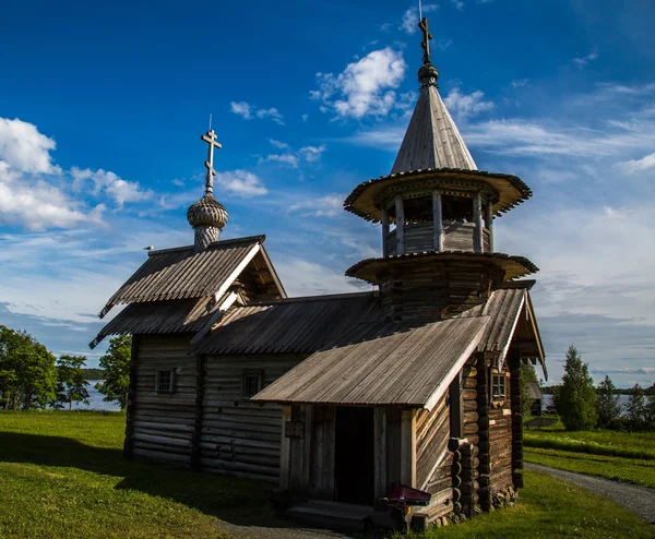 Ahşap mimari Kuzey ülkeleri. Rusya ahşap evler, kiliseler, kulübeler, Hangarlar. — Stok fotoğraf