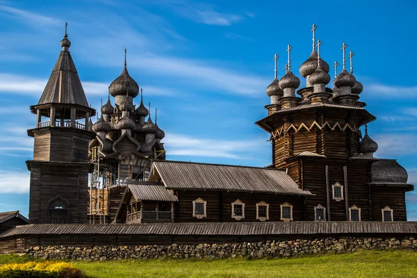 Architecture en bois Pays nordiques. Maisons en bois russes, églises, granges, hangars . — Photo