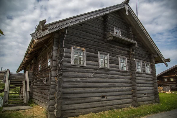 木造建築北欧諸国。ロシア木造住宅、教会、納屋、小屋. — ストック写真
