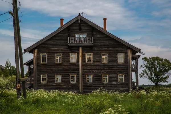 Szakrális faépítészet skandináv országokban. Orosz fából készült házak, templomok, csűr, istállókat. — Stock Fotó