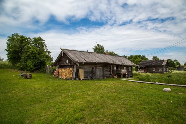 Arquitectura de madera Países nórdicos. Casas de madera rusas, iglesias, graneros, cobertizos . — Foto de Stock