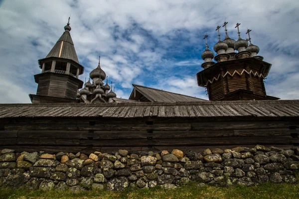 Arquitetura de madeira Países nórdicos. Casas de madeira russas, igrejas, celeiros, galpões . — Fotografia de Stock