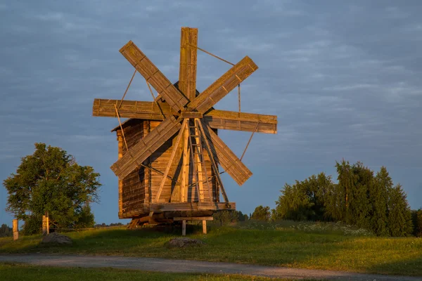 Kraje skandynawskie architektury drewnianej. Rosyjski drewniane domy, kościoły, stodoły, wiaty. — Zdjęcie stockowe