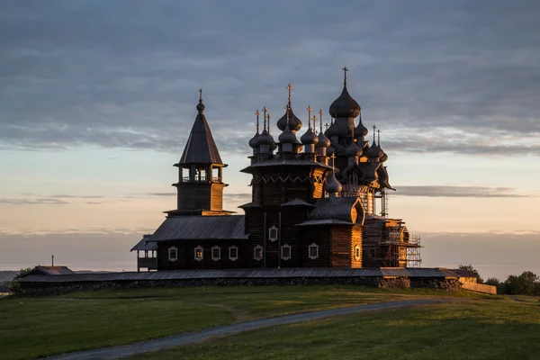 Architettura in legno Paesi nordici. Case di legno russe, chiese, fienili, capannoni . — Foto Stock