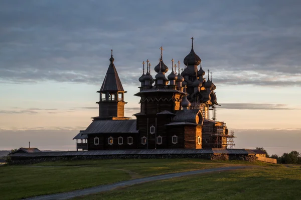 Архитектурные памятники севера. Музей заповедник Кижи Карелия. Архитектурный ансамбль Кижского погоста (Карелия). Музейтзааоведник Кижи. Архитектурный ансамбль Кижи Церковь.