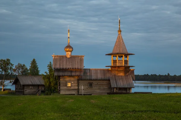 Деревянная архитектура Северные страны. Русские деревянные дома, церкви, амбары, сараи . — стоковое фото