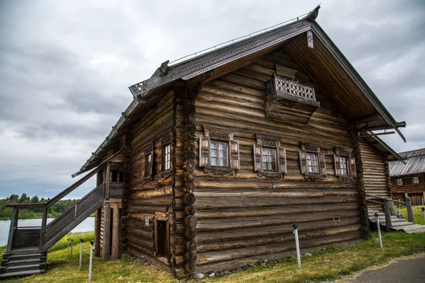 Arquitetura de madeira Países nórdicos. Casas de madeira russas, igrejas, celeiros, galpões . — Fotografia de Stock