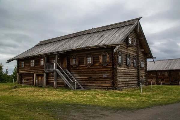 Arquitectura de madera Países nórdicos. Casas de madera rusas, iglesias, graneros, cobertizos . — Foto de Stock