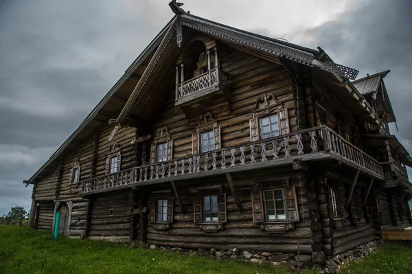 Szakrális faépítészet skandináv országokban. Orosz fából készült házak, templomok, csűr, istállókat. — Stock Fotó