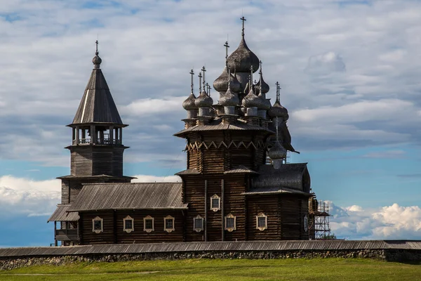 Houten architectuur Noordse landen. Russisch houten huizen, kerken, schuren, loodsen. Stockafbeelding