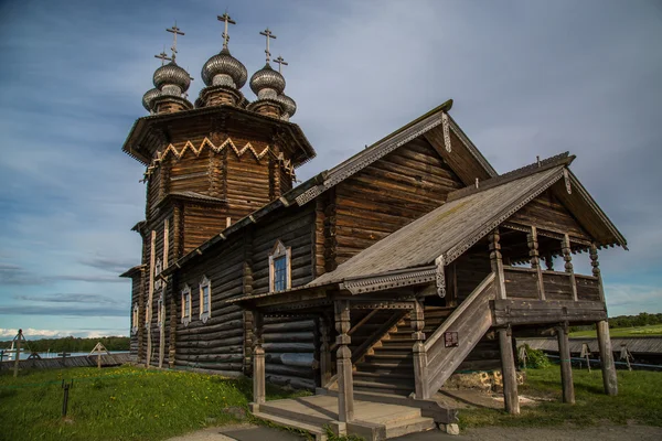 Houten architectuur Noordse landen. Russisch houten huizen, kerken, schuren, loodsen. Stockfoto