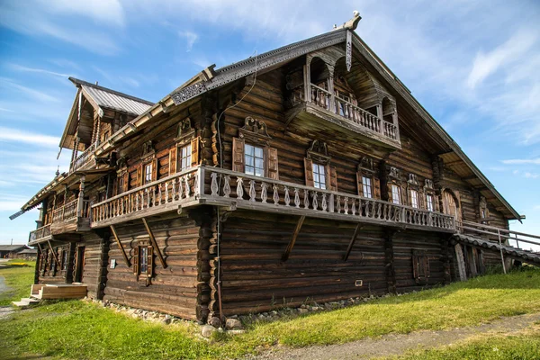 Houten architectuur Noordse landen. Russisch houten huizen, kerken, schuren, loodsen. Stockafbeelding