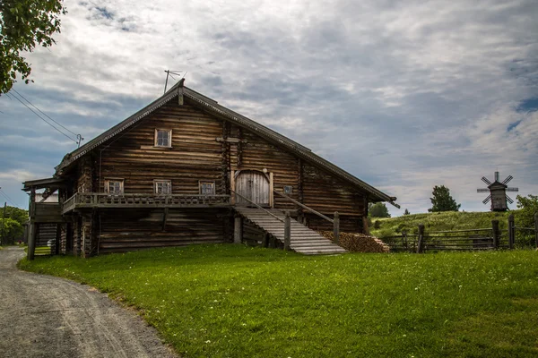 Houten architectuur Noordse landen. Russisch houten huizen, kerken, schuren, loodsen. Stockfoto