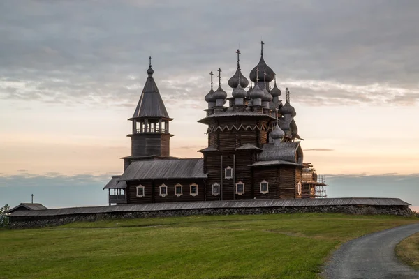 Houten architectuur Noordse landen. Russisch houten huizen, kerken, schuren, loodsen. Rechtenvrije Stockfoto's