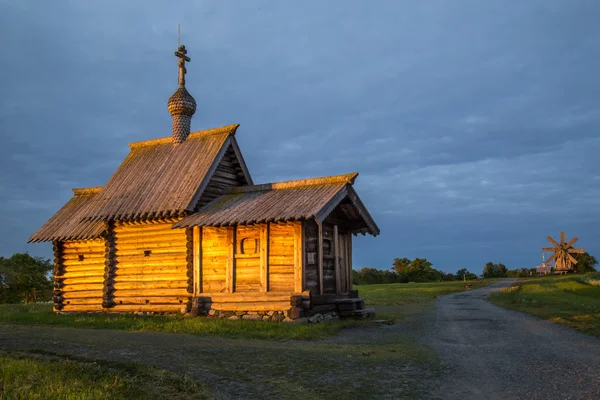 Houten architectuur Noordse landen. Russisch houten huizen, kerken, schuren, loodsen. Rechtenvrije Stockafbeeldingen