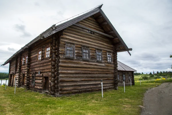 Houten architectuur Noordse landen. Russisch houten huizen, kerken, schuren, loodsen. Stockafbeelding