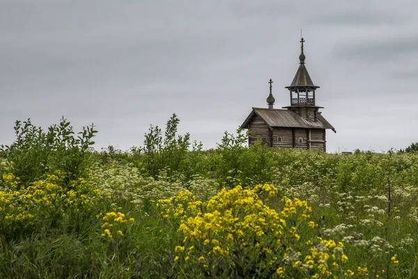 Houten architectuur Noordse landen. Russisch houten huizen, kerken, schuren, loodsen. Rechtenvrije Stockafbeeldingen