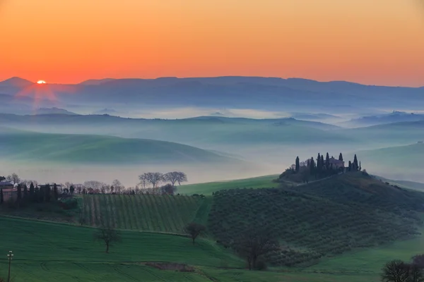 Misty sunrise in Tuscany — Stock Photo, Image