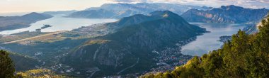 Gün batımında Dağ Serpentine Yolu 'ndan Kotor Körfezi' ne..