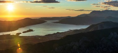 Gün batımında Dağ Serpentine Yolu 'ndan Kotor Körfezi' ne..