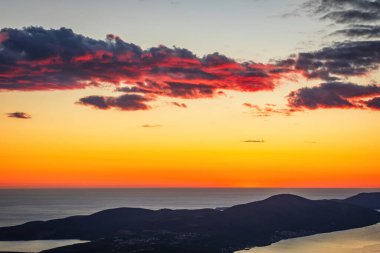 Gün batımında Dağ Serpentine Yolu 'ndan Kotor Körfezi' ne..