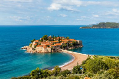 Karadağ 'ın Budva kenti yakınlarındaki Adriyatik Denizi' ndeki Sveti Stefan Adası