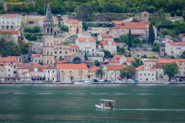 Perast, Kotor Körfezi 'nin mutlak bir simgesi olarak Karadağ' ın en güzel Barok kentlerinden biri..
