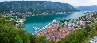 Eski kasaba Kotor 'a gece görüşü merdivenden kaleye.
