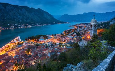 Kotor Merdiveni 'nin 240 metre yüksekliğindeki Aziz John Kalesi' ne giden Merdiven Kilisesi 'nin manzarası.. 