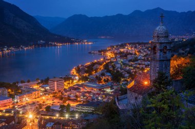 Kotor Merdiveni 'nin 240 metre yüksekliğindeki Aziz John Kalesi' ne giden Merdiven Kilisesi 'nin manzarası.. 
