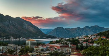 Karadağ 'ın Kotor kentinde gün batımında renkli bulutlar