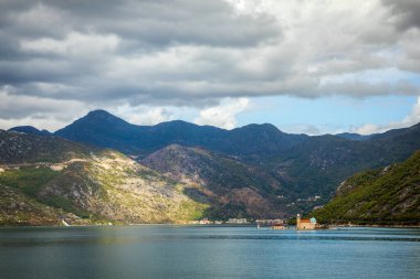 Perast kıyısında, Kotor Körfezi 'nin iki güzel adası..