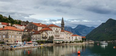 Perast, Kotor Körfezi 'nin mutlak bir simgesi olarak Karadağ' ın en güzel Barok kentlerinden biri..