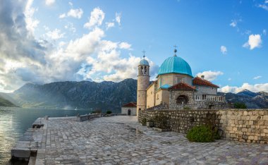 Perast kıyısında, Kotor Körfezi 'nin iki güzel adası..