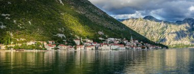 Perast, Kotor Körfezi 'nin mutlak bir simgesi olarak Karadağ' ın en güzel Barok kentlerinden biri..
