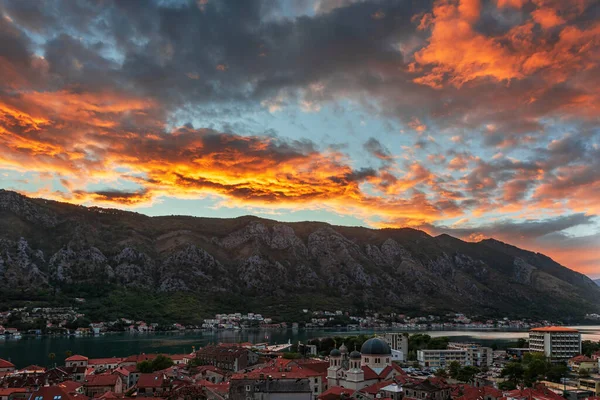 Barevné Mraky Nad Městem Kotor Při Západu Slunce Černá Hora — Stock fotografie