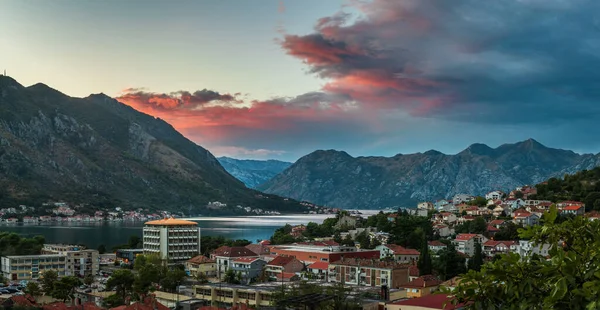 Karadağ Kotor Kentinde Gün Batımında Renkli Bulutlar — Stok fotoğraf