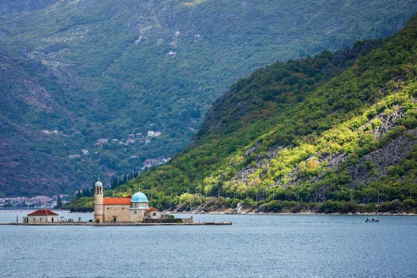 Dva Krásné Ostrovy Kotorského Zálivu Poblíž Pobřeží Perastu — Stock fotografie