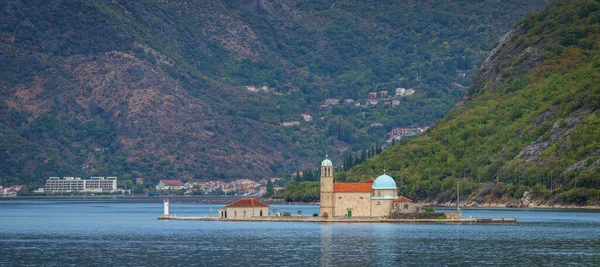 Dva Krásné Ostrovy Kotorského Zálivu Poblíž Pobřeží Perastu — Stock fotografie