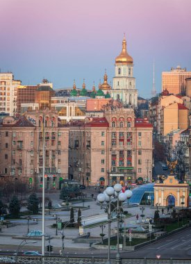 Bağımsızlık Meydanı, gün doğmadan önce Kyiv 'in merkezidir..