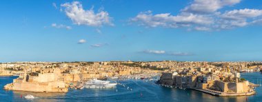 Valetta, Malta - 3 Temmuz 2017: Valletta Yukarı Barrakka Bahçeleri 'nden gelen yatlarla Grand Harbor' a.