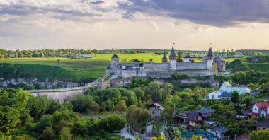 Kamianets-Podilskyi, Ukrayna 'nın batısında bir şehirdir. Kamianets-Podilskyi Kalesi 'nin birçok orijinal kulenin bulunduğu ortaçağ kalesi olarak bilinir.. 