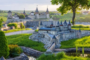 Kamianets-Podilskyi, Ukrayna 'nın batısında bir şehirdir. Kamianets-Podilskyi Kalesi 'nin birçok orijinal kulenin bulunduğu ortaçağ kalesi olarak bilinir.. 