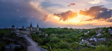 Kamianets-Podilskyi, Ukrayna 'nın batısında bir şehirdir. Kamianets-Podilskyi Kalesi 'nin birçok orijinal kulenin bulunduğu ortaçağ kalesi olarak bilinir.. 