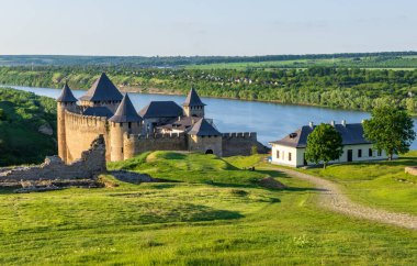 Khotyn Kalesi, batı Ukrayna 'nın Chernivtsi Oblastı, Khotyn' deki Dinyester Nehri 'nin sağ kıyısında yer alan bir takviye tesisidir..